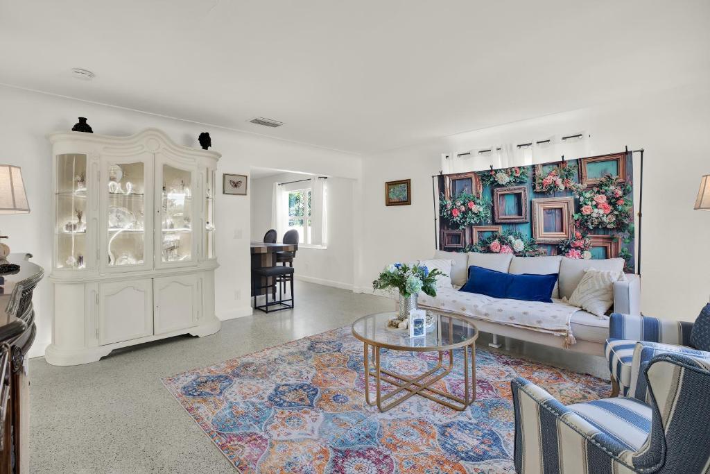 Χώρος καθιστικού στο The Perfumers House Hot Tub, near the Beach FLORIDA ST PETERSBURG