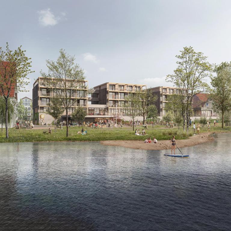 eine Person auf einem Paddleboard im Wasser in der Unterkunft Belsers Hotel in Nürtingen