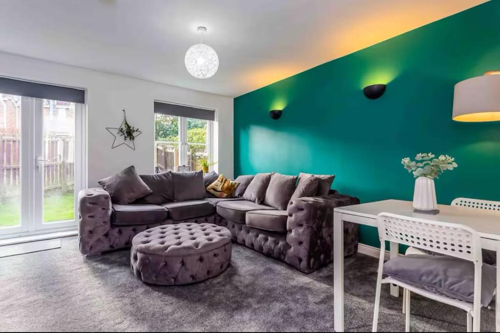 Langley ParkにあるThe Woodlands 3bed 2bathのソファとテーブルのあるリビングルーム