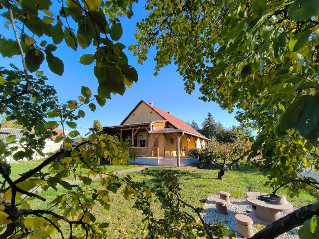 a view of the house from the garden at Örvény Vendégház in Tiszafüred