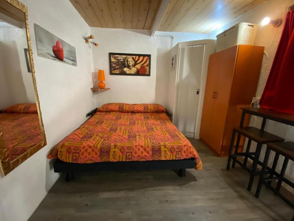 a small bedroom with a bed in a room at Mini House centro storico Duomo di Pavia in Pavia