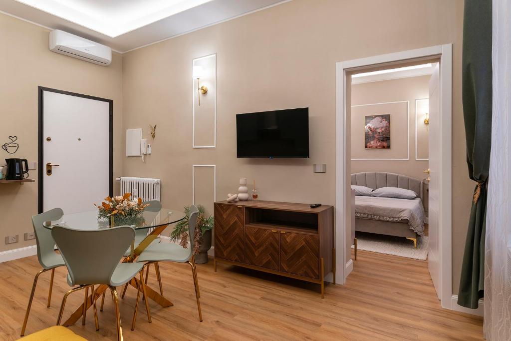 a living room with a dining table and a television at Clair de Lune in Asti