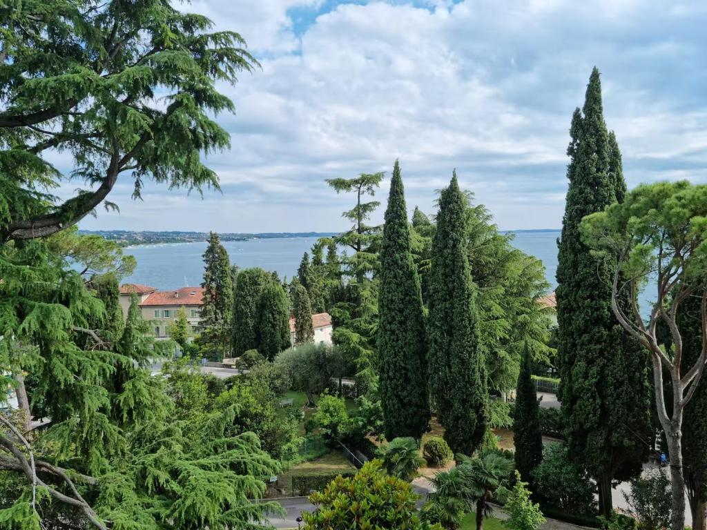 Fotografie z fotogalerie ubytování Jewel on Lake Garda in Garda with Lake view v destinaci Garda