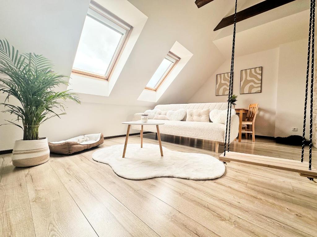 sala de estar con sofá blanco y columpio en Byt 3kk, en Frýdek-Místek