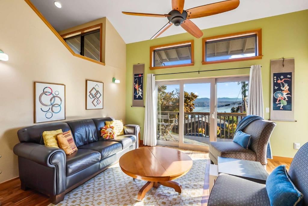 Rainier BeachにあるLarge Lk Washington View Family Homeのソファとテーブルのあるリビングルーム