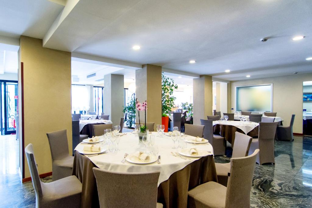 Reštaurácia alebo iné gastronomické zariadenie v ubytovaní Hotel Concorde