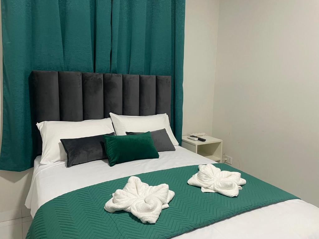 ein Bett mit zwei Handtüchern darauf in der Unterkunft Bello y Céntrico Zona Turística Full Equipado in Santa Cruz de la Sierra