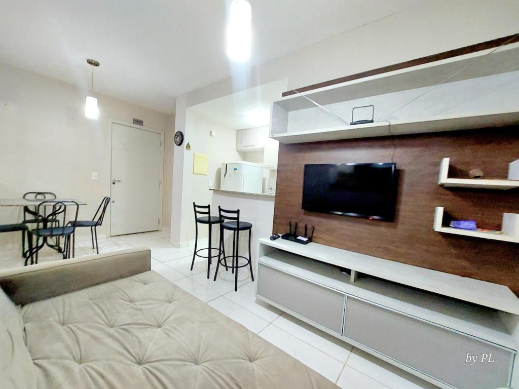 Il comprend une cuisine et un salon avec une télévision et une table. dans l'établissement Graciosa Reserva Ipanema, à Porto Alegre