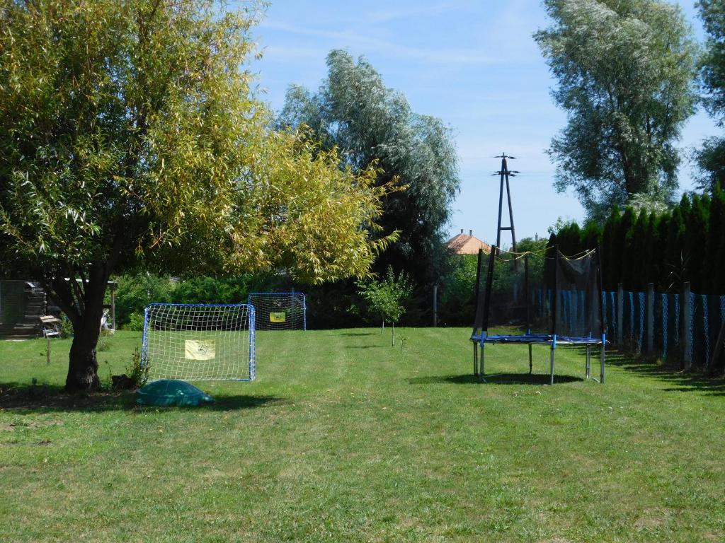 A garden outside Bodzavirág Apartman