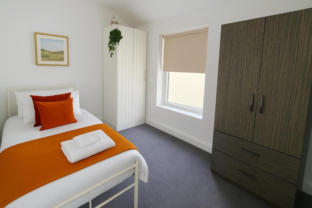 Postel nebo postele na pokoji v ubytování Affordable 4-Bed House Near Sellafield