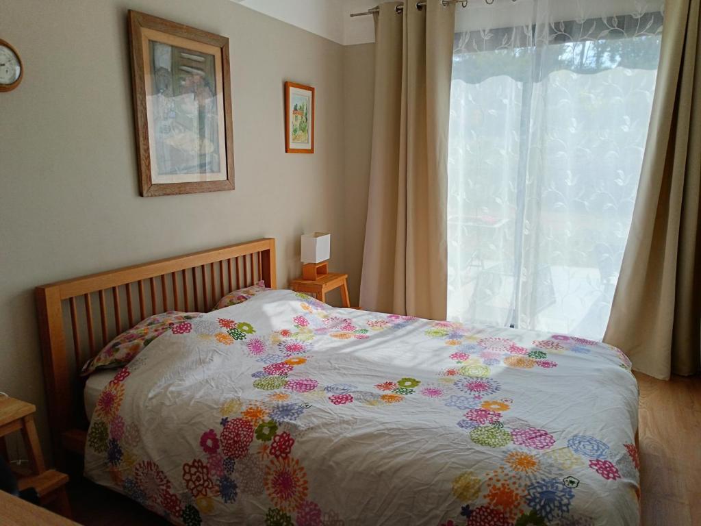 Ένα ή περισσότερα κρεβάτια σε δωμάτιο στο Chambre à louer au calme