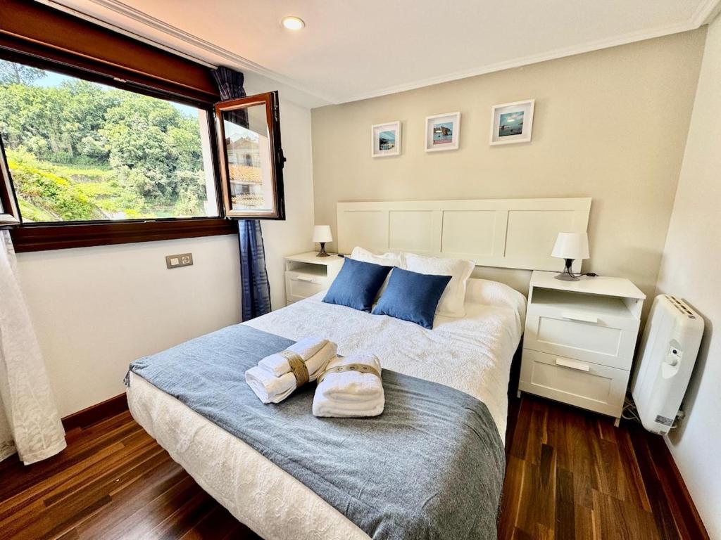 Un dormitorio con una cama con dos toallas encima. en El Pixueto Amarillo, en Cudillero