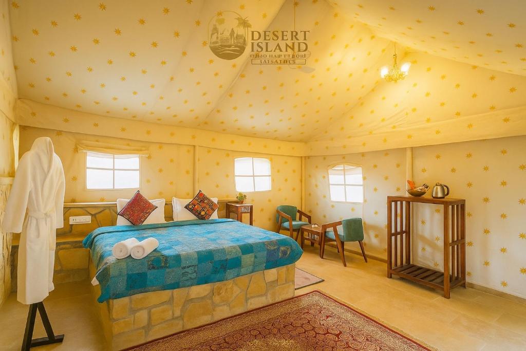 Postel nebo postele na pokoji v ubytování Desert Island Camp & Resort Jaisalmer