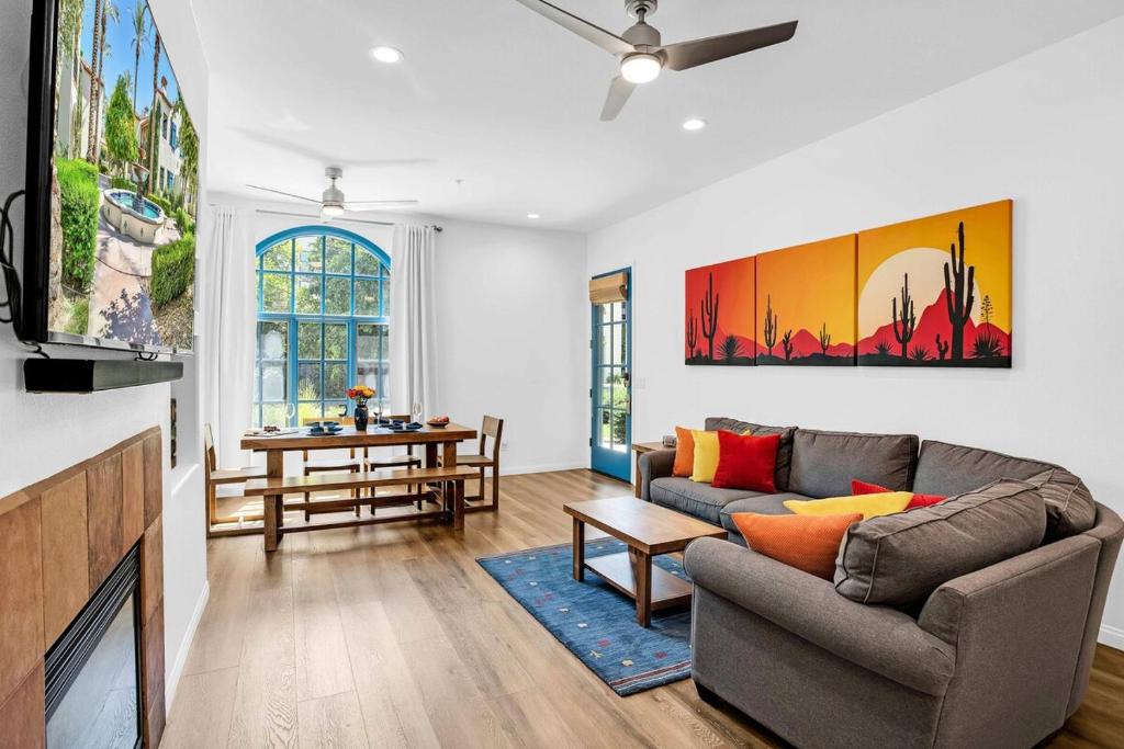 Μια τηλεόραση ή/και κέντρο ψυχαγωγίας στο Modern King 2BR-2BA Legacy Villa near Main Pool