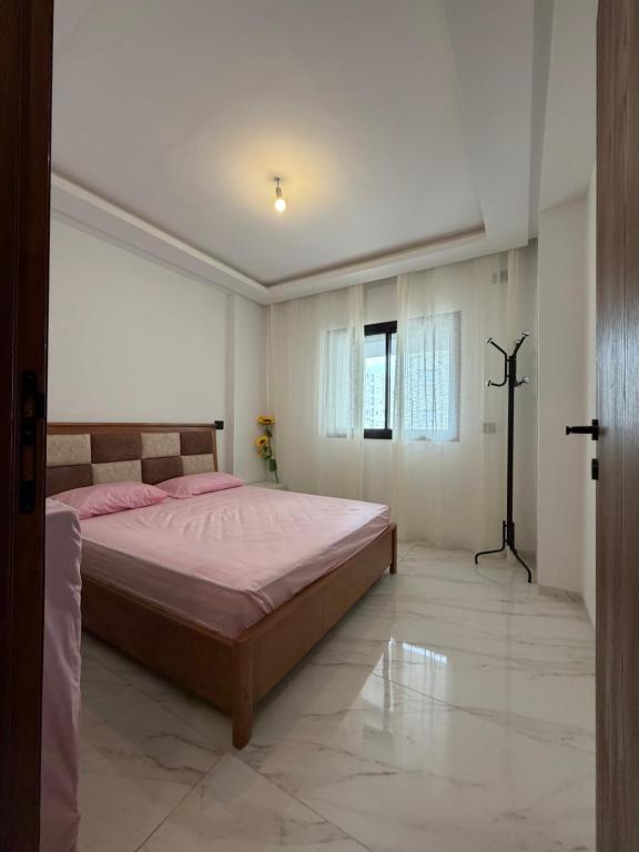 Giường trong phòng chung tại Ain Zaghouen Tunis proche Aeroport - luxueux style parisien