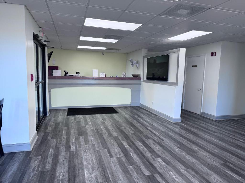 an empty office with a desk and a flat screen tv at Florence Inn and Suites in Florence