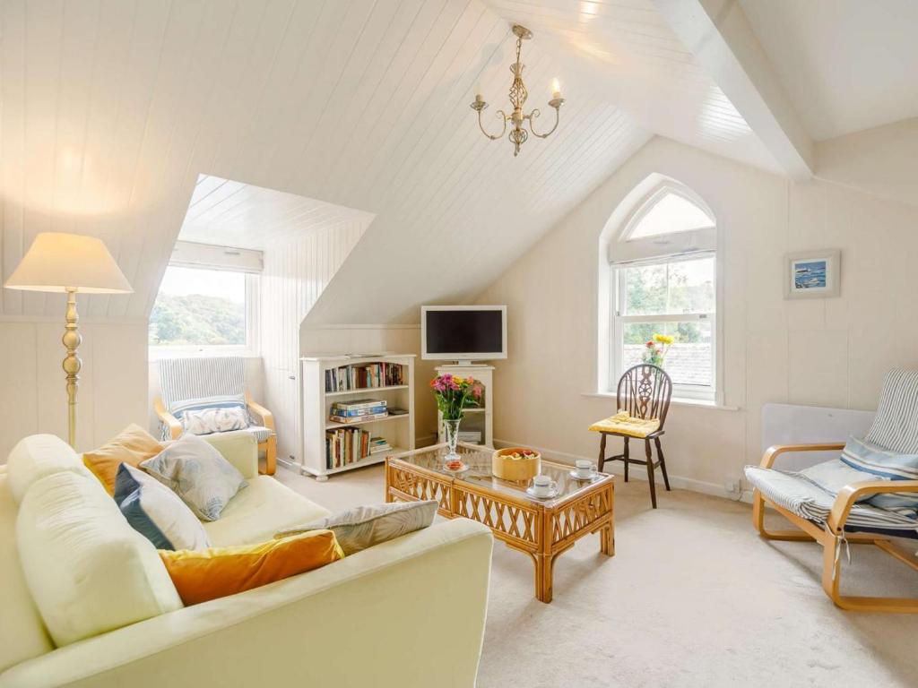 Televiisor ja/või meelelahutuskeskus majutusasutuses 2 Bed in Fowey 73073