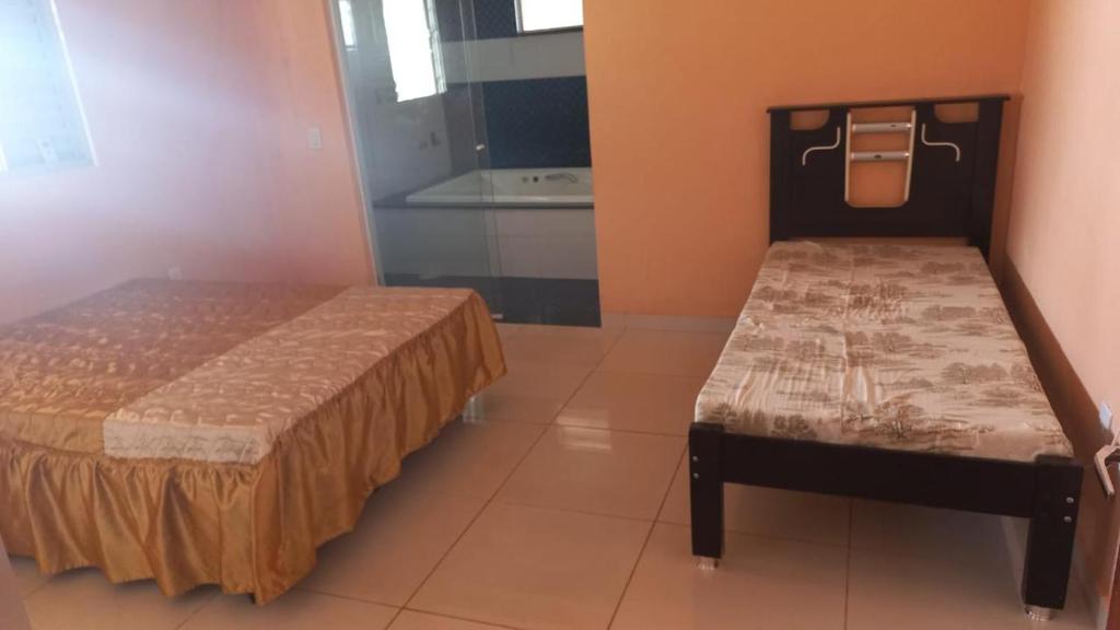 ein kleines Schlafzimmer mit einem Bett in der Unterkunft Chacara vale do igapó bauru in Bauru