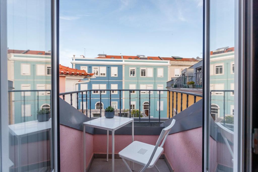 - Balcón con mesa y silla en Casa dos Barrett, en Lisboa