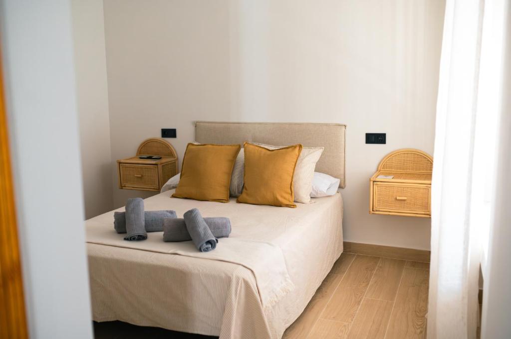 赫雷斯-德拉弗龙特拉El Olivar de Baro的卧室里有一张床，床上放着两条毛巾。