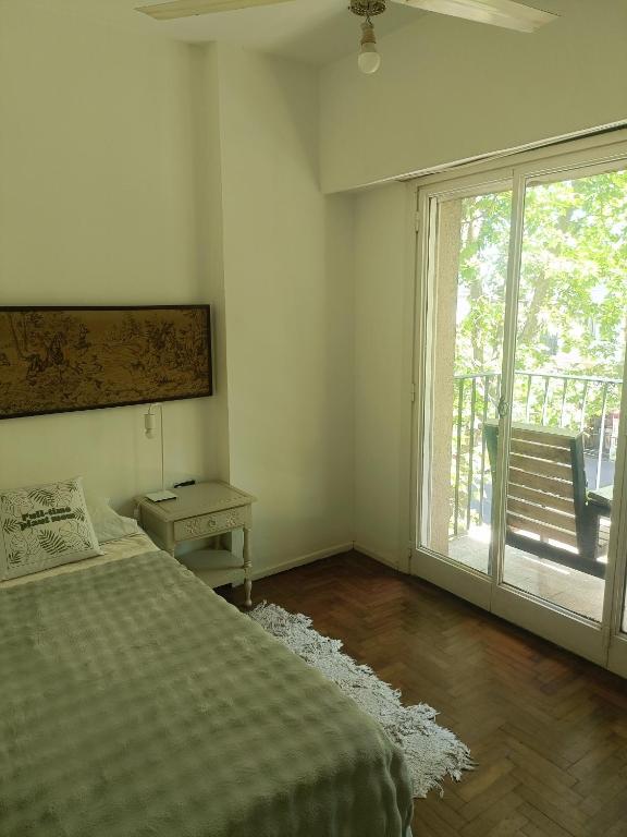 Un dormitorio con una cama y una ventana grande. en Habitación en La Plata, en La Plata