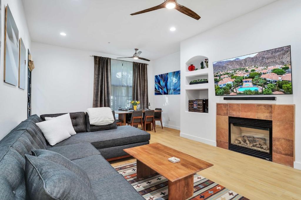 Μια τηλεόραση ή/και κέντρο ψυχαγωγίας στο Fabulous King 2BR-2BA-2Car Legacy Villa near Pool