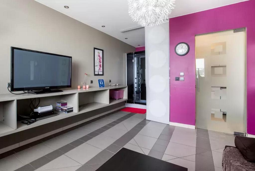 TV a/nebo společenská místnost v ubytování Entertaining Studio