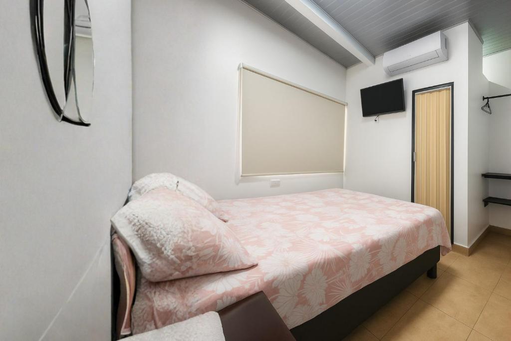 Ένα ή περισσότερα κρεβάτια σε δωμάτιο στο Hotel MONARCA