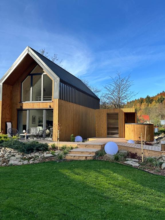 Κήπος έξω από το Hill & Chill Kudowa Zdrój - nowoczesne stodoły ze strefą SPA, balia, sauna