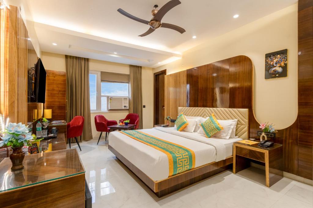 a hotel room with a bed and a desk at Hotel Vanson Villa, City Centre in New Delhi