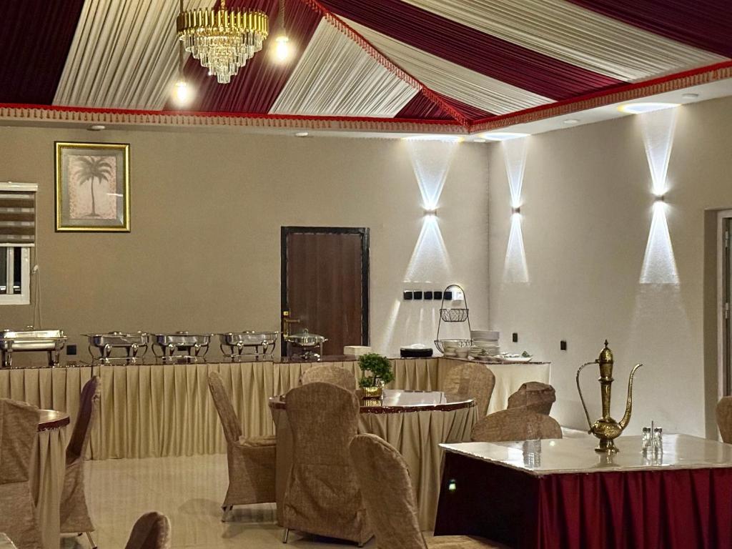 ワディ・ラムにあるLMA Rum Luxury Campの部屋にテーブルと椅子があるレストラン