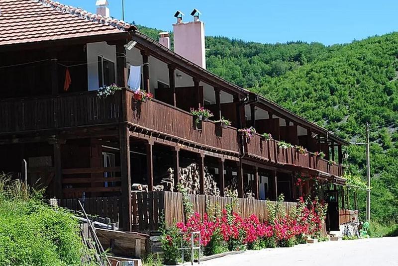 Un edificio con flores en el costado. en Къща за гости У Нико, en Orehovo