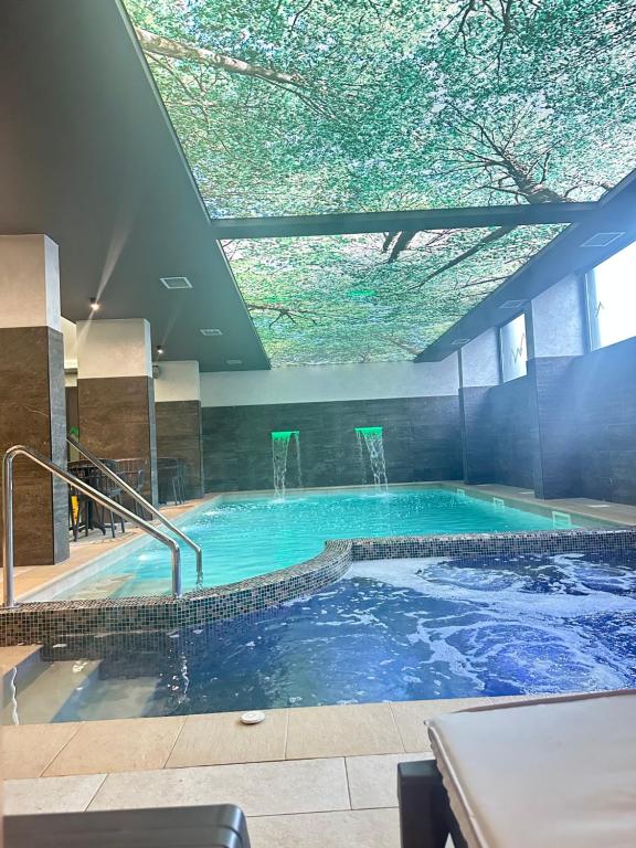 Bazén v ubytování Prestige Forest Resort Zlatibor Wellness & Spa nebo v jeho okolí
