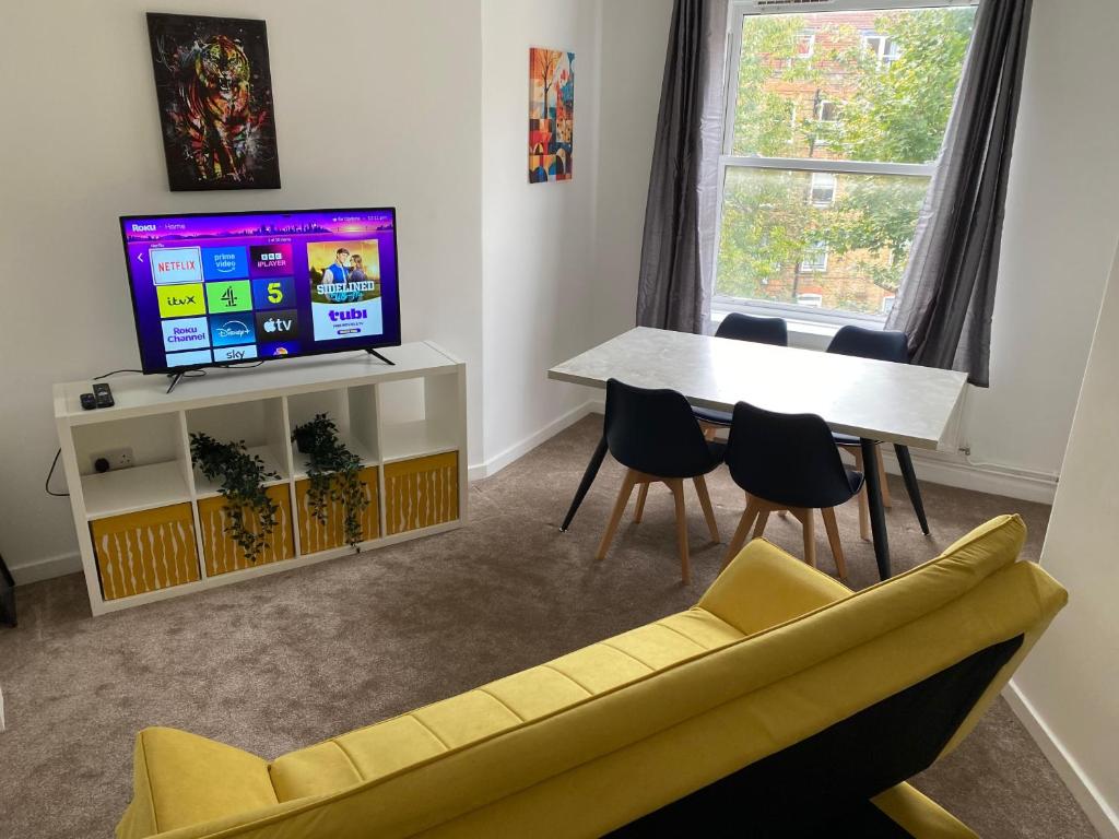 TV a/nebo společenská místnost v ubytování BRAND NEW 2 bed flat plus living room for 7 people near from Chelsea Stadium with welcome breakfast