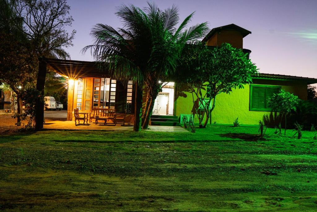 een huis met een palmboom ervoor bij Pousada Aracuã in Bonito