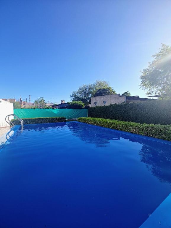 a swimming pool with blue water in a yard at Casa en Villaguay in Villaguay