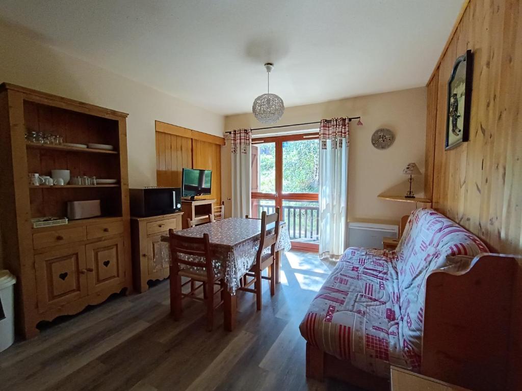 un salon avec une table et un canapé dans l'établissement Les Arolles, à La Norma