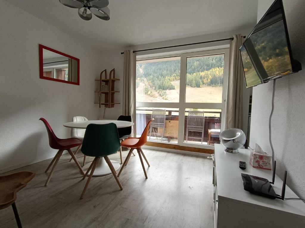 TV a/nebo společenská místnost v ubytování Les Portes de la Vanoise 305B-206B-306B