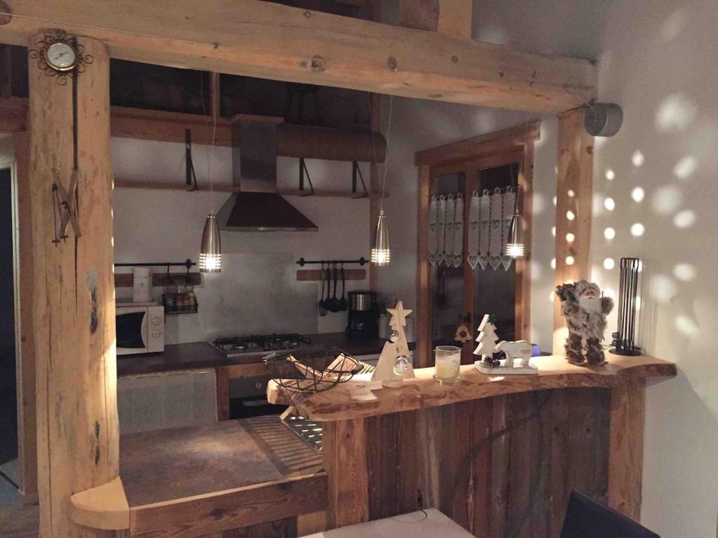 een keuken met een houten eiland in een kamer bij Chalet Odeillo Font-Romeu-Odeillo-Via in Font Romeu Odeillo Via