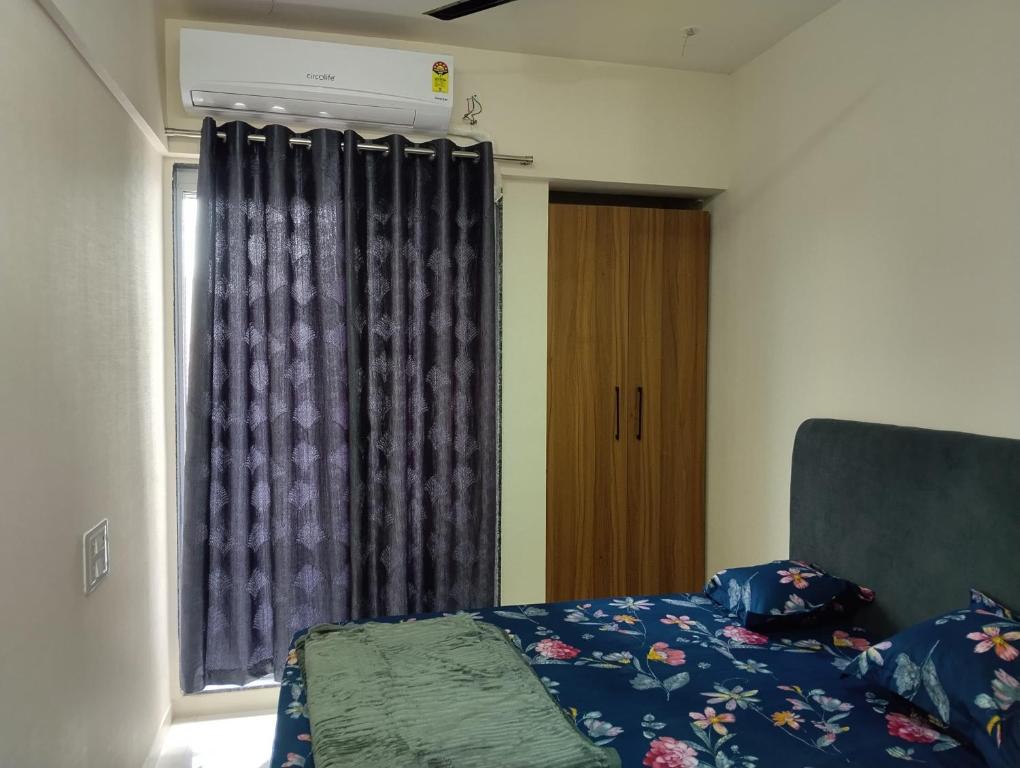 KolshetにあるDivine Homesのベッドと窓のある寝室