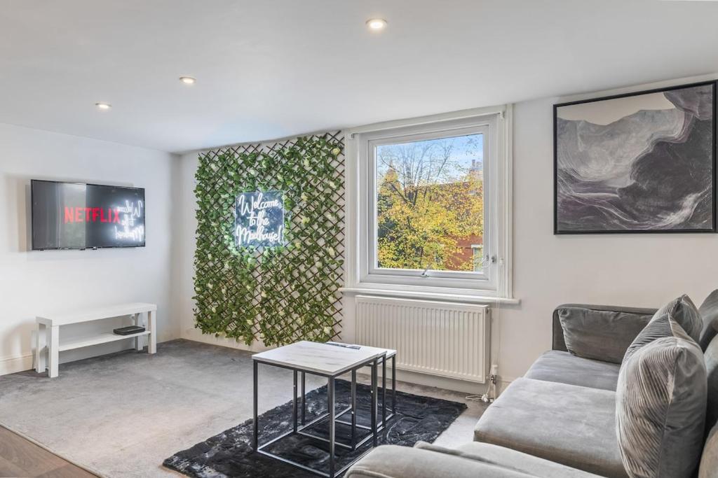 Χώρος καθιστικού στο Comfy and Bright 2-Bed Home Near City Centre