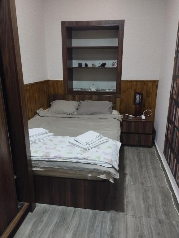 Ένα ή περισσότερα κρεβάτια σε δωμάτιο στο Hotel cozy tbilisi Georgia