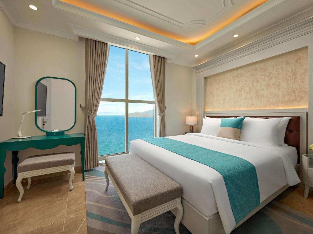 Postel nebo postele na pokoji v ubytování Mercure Nha Trang Beach