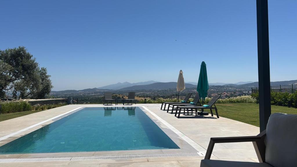 Nespecifikovaný výhled na hory nebo výhled na hory při pohledu z vily