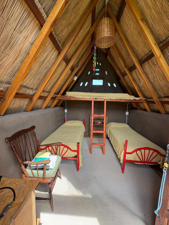 Habitación en el ático con 2 camas y mesa en Kuttir Le Dome - Centro de Bienestar, en Quequén