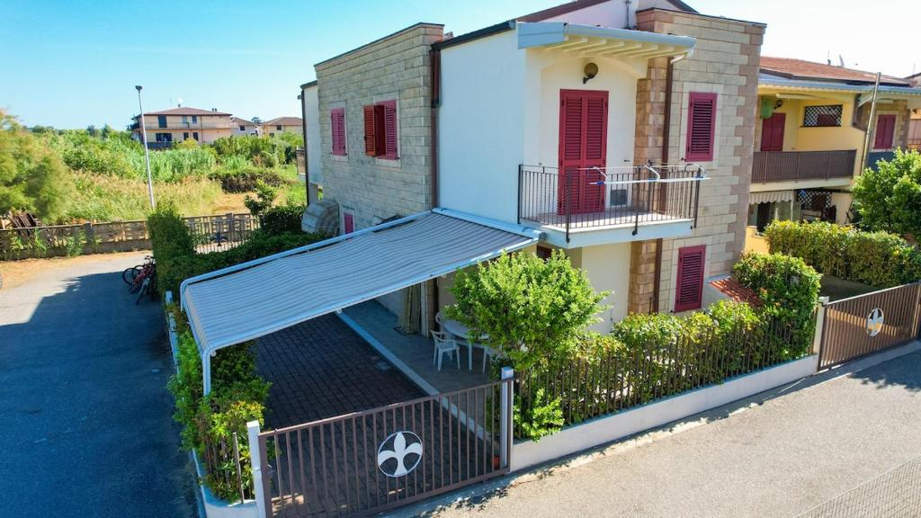 a house with a solarium on the front of it at Villetta indipendente a due passi dal mare 