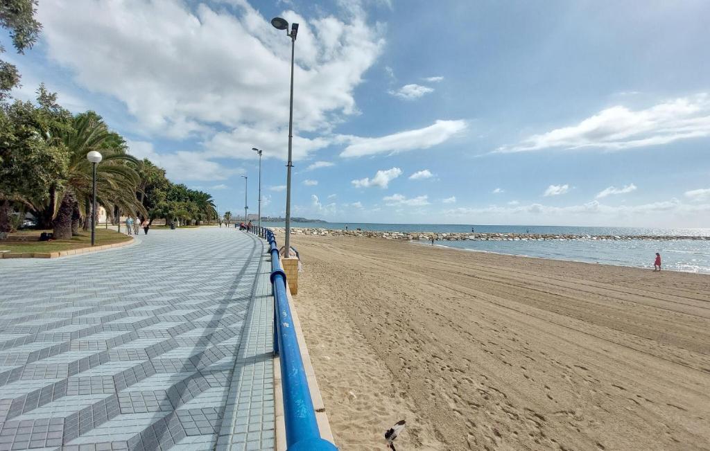 einen Sandstrand mit Straßenbeleuchtung in der Unterkunft Amazing Apartment In Alicante With Wifi in Alicante