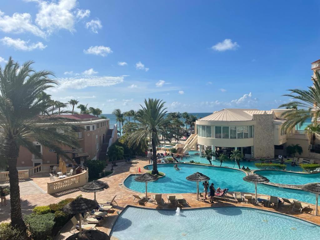 Bazén v ubytování Divi Aruba Phoenix Resort nebo v jeho okolí