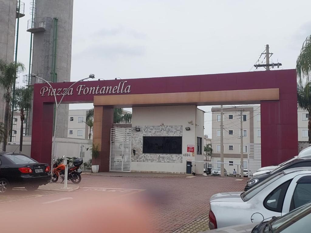 eine Tankstelle mit einem Schild an der Seite in der Unterkunft Apartamento novinho e aconchegante in Piracicaba