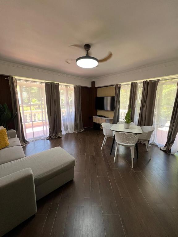 a living room with a couch and a table at Brisa de Mar in Boca Chica